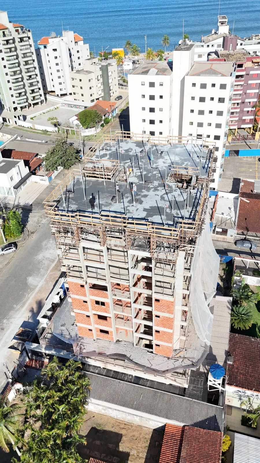 Vista aérea da obra com o mar ao fundo